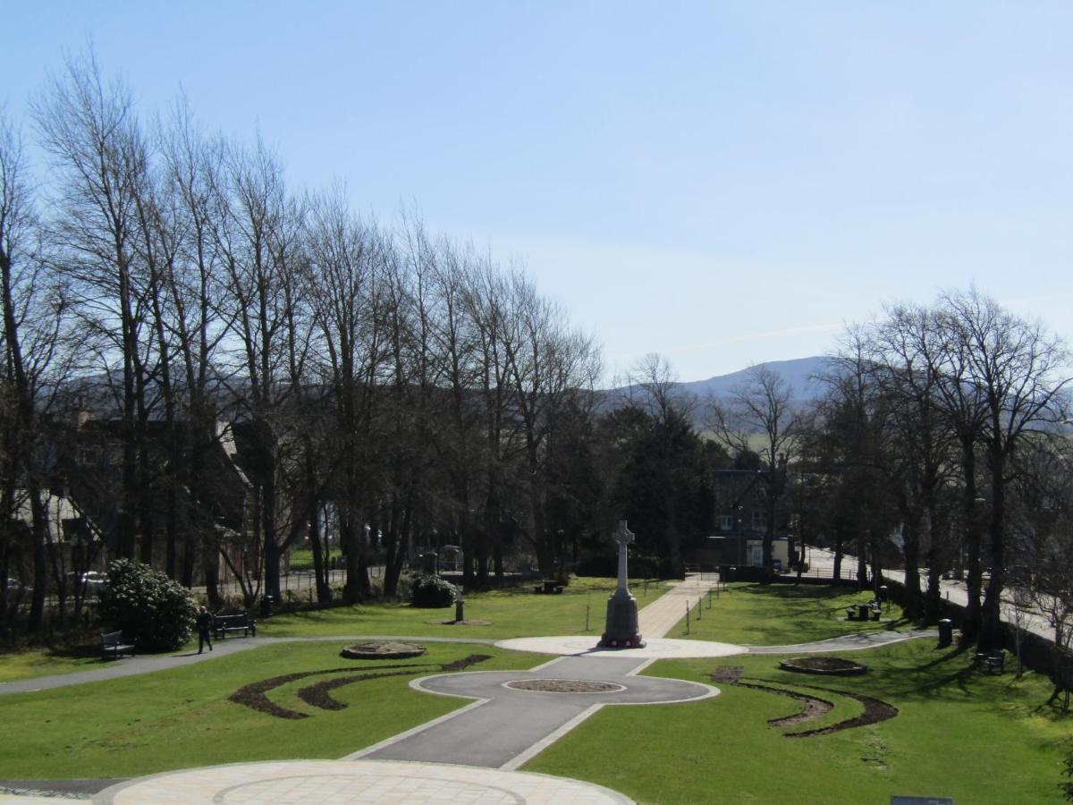 Duke Of Gordon Hotel Kingussie Bagian luar foto