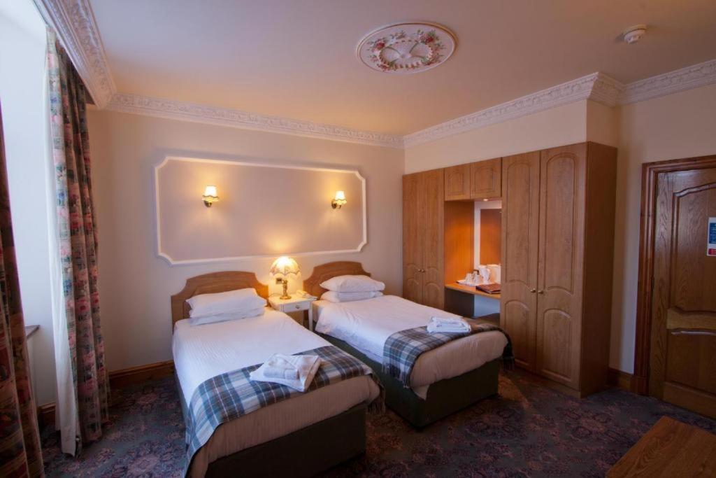 Duke Of Gordon Hotel Kingussie Bagian luar foto