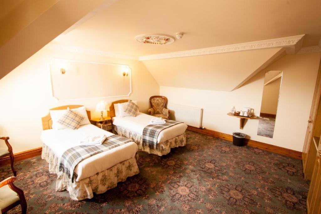 Duke Of Gordon Hotel Kingussie Bagian luar foto