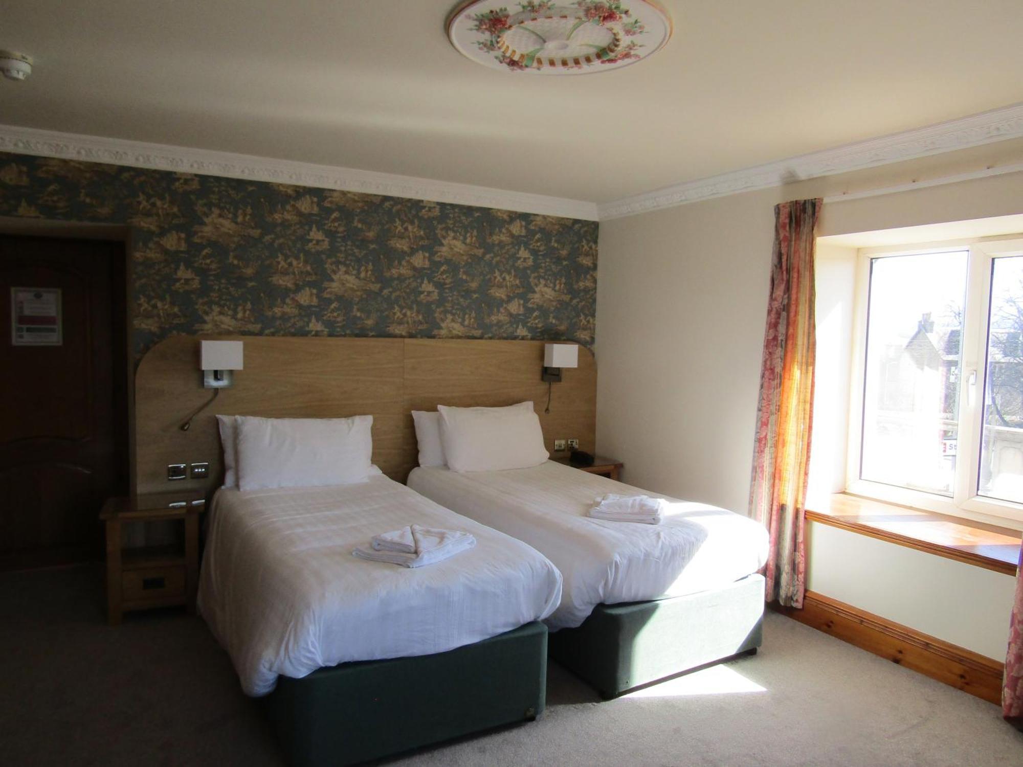 Duke Of Gordon Hotel Kingussie Bagian luar foto