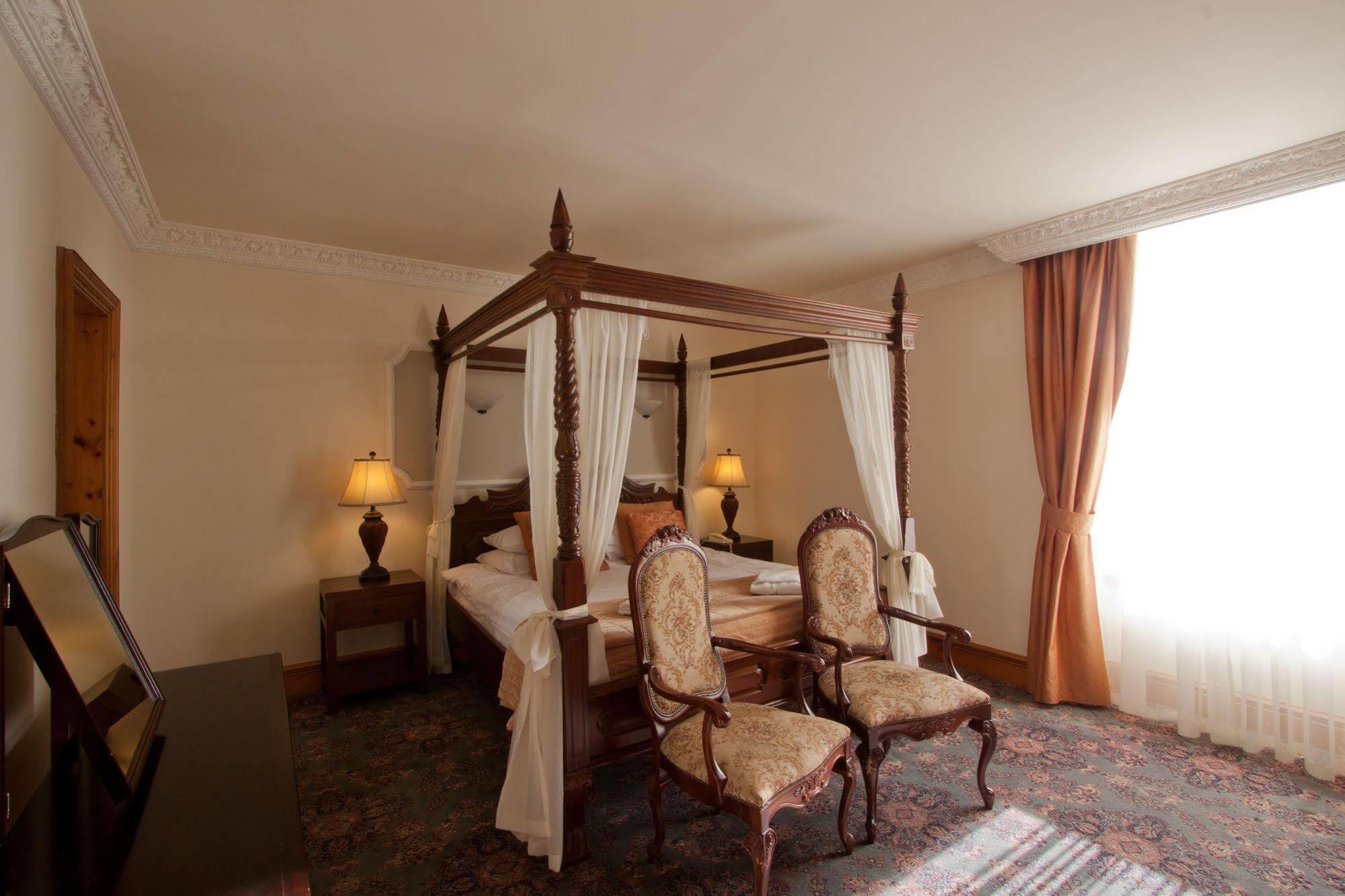 Duke Of Gordon Hotel Kingussie Bagian luar foto
