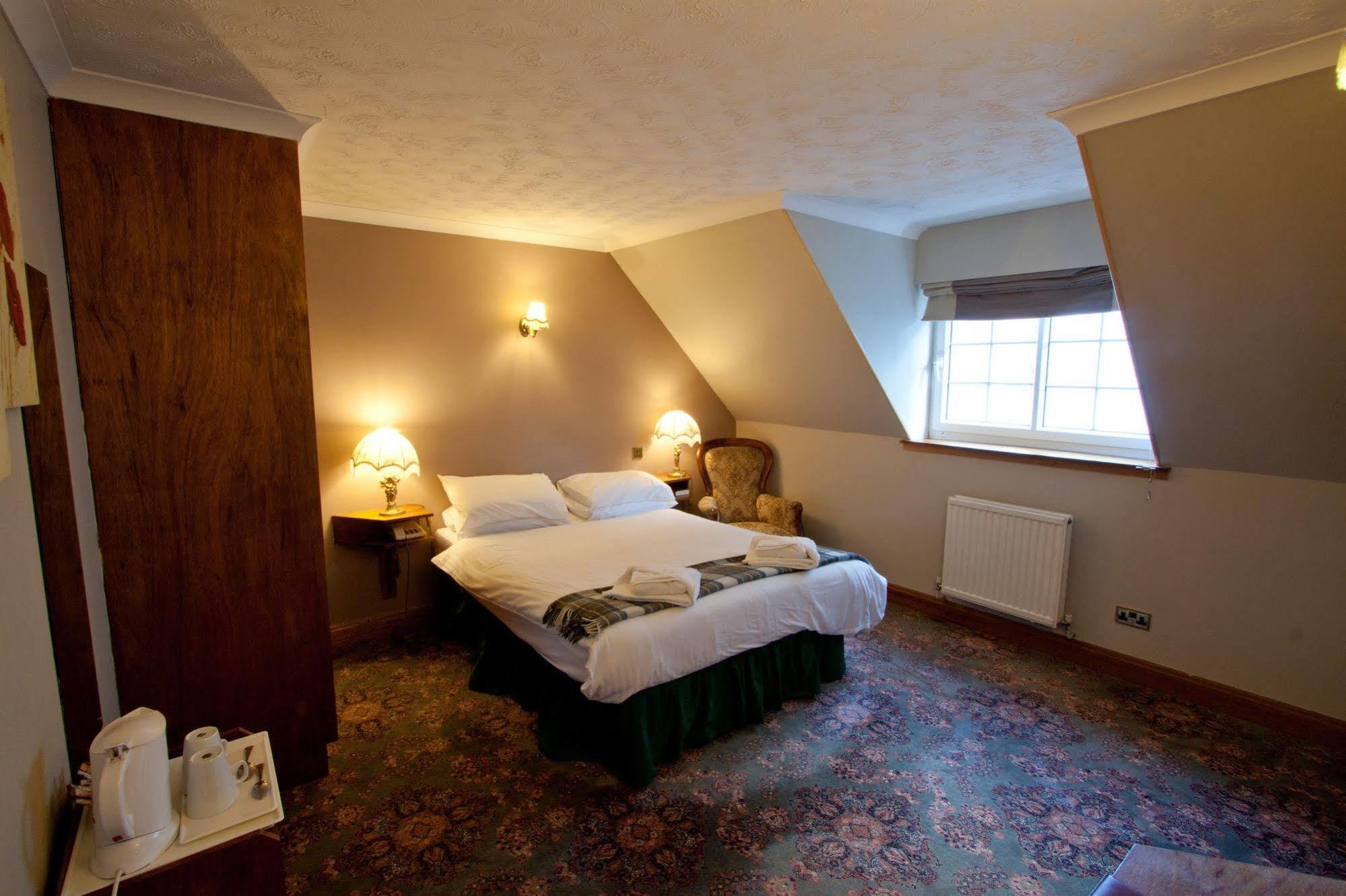 Duke Of Gordon Hotel Kingussie Bagian luar foto
