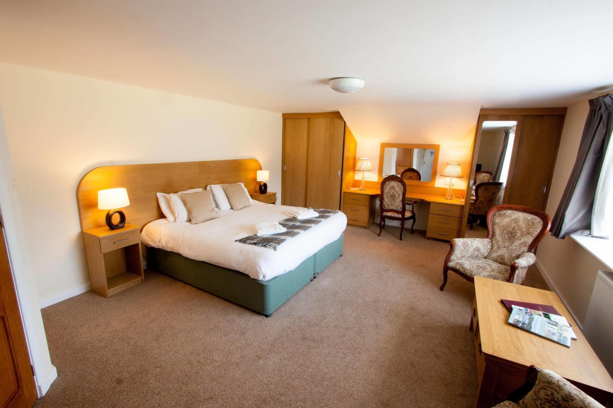 Duke Of Gordon Hotel Kingussie Bagian luar foto