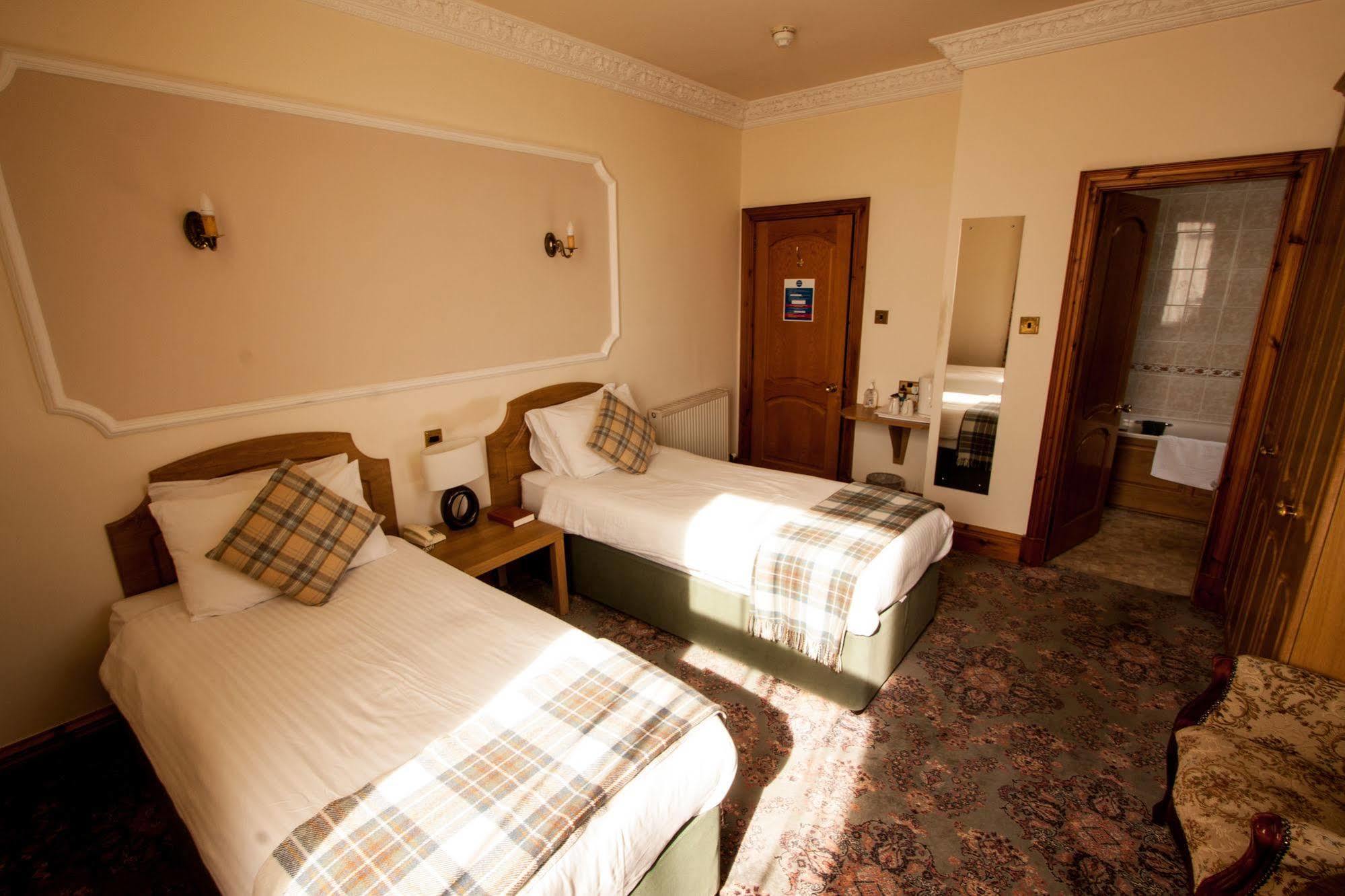 Duke Of Gordon Hotel Kingussie Bagian luar foto