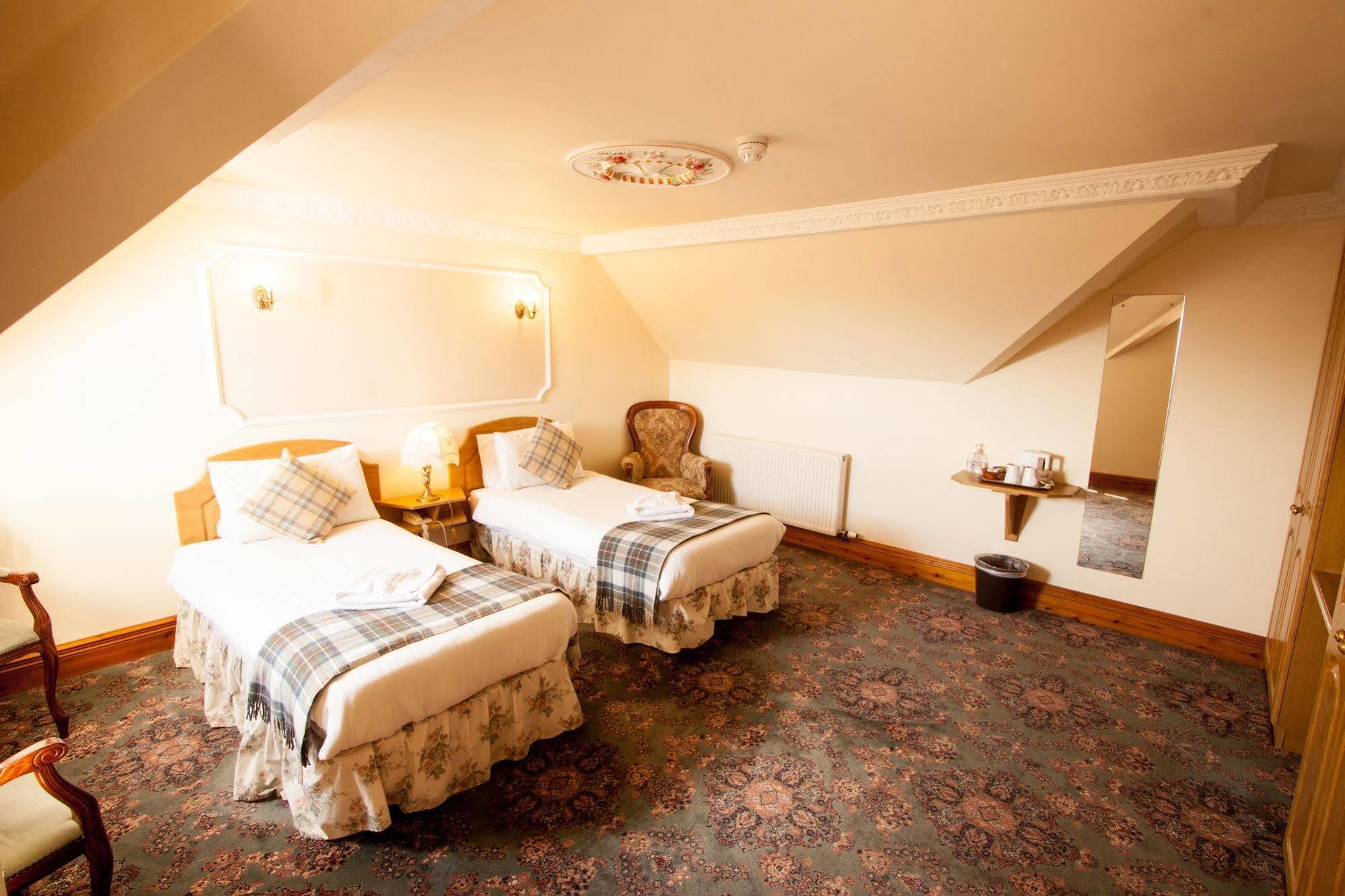 Duke Of Gordon Hotel Kingussie Bagian luar foto