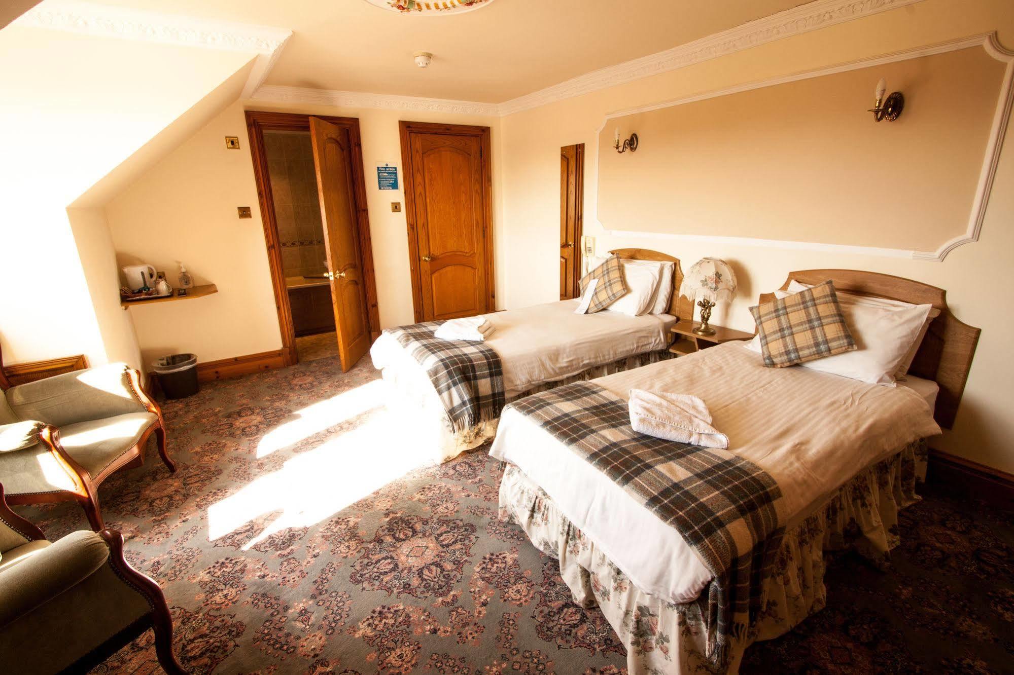 Duke Of Gordon Hotel Kingussie Bagian luar foto